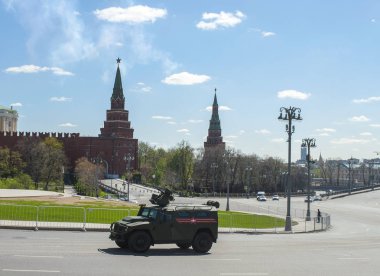Moskova, Rusya - 07 Mayıs 2017 Rus çok amaçlı araç artan passability, zafer günü askeri geçit töreni provası sırasında zırhlı araç TIGR-M.