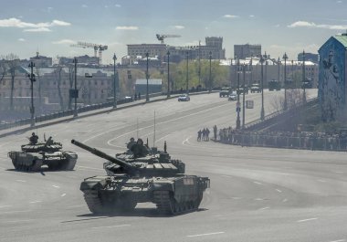 Moskova, Rusya - 07 Mayıs 2017 askeri geçit töreni Moskova Zafer Bayramı için prova sırasında Rus ana muharebe tankı T-72b3.