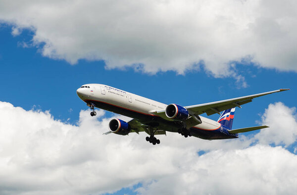 Шереметьево, Московская обл., Россия - 28 июня 2017 года: Boeing 777-300ER авиакомпании "Аэрофлот" совершил посадку в Международном аэропорту Шереметьево
.