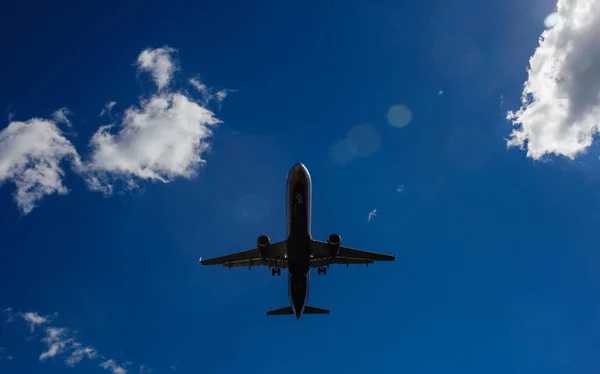 Avião Fundo Céu Azul Nuvens Brancas — Fotografia de Stock