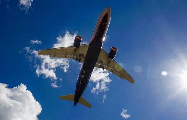 Das Flugzeug Vor Blauem Himmel Und Weißen Wolken — Stockfoto