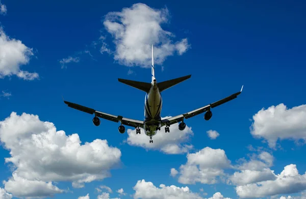 Das Flugzeug Vor Blauem Himmel Und Weißen Wolken — Stockfoto