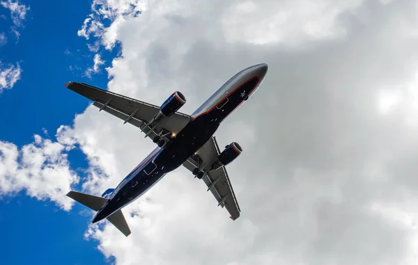 Das Flugzeug Vor Blauem Himmel Und Weißen Wolken — Stockfoto