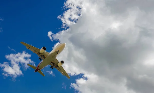 Arka Plan Mavi Gökyüzü Beyaz Bulutlar Uçakta — Stok fotoğraf