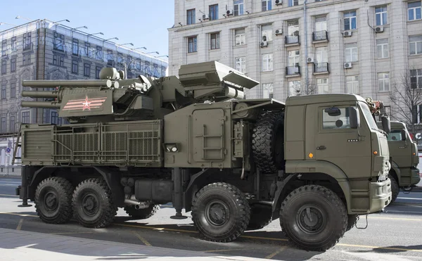 Moskova, Rusya - Moskova Tverskaya Caddesi üzerinde zafer günü askeri geçit töreni provaya sırasında 07 Mayıs 2017 uçaksavar füze sistemi Pantsir-S1 (Sa-22 Greyhound).