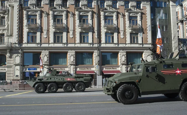 Moskova, Rusya - 07 Mayıs 2017 zırhlı personel taşıyıcı Btr-82a ve artan passability, bir zırhlı araç TIGR-M askeri geçit töreni provası Moskova Tverskaya Caddesi üzerinde zafer bayramı sırasında Rus çok amaçlı araç.