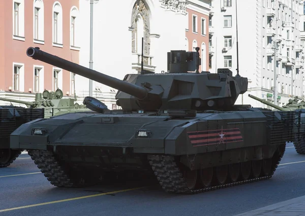 Moskova, Rusya - 07 Mayıs 2017 Rus ana muharebe tankı T-14 Armata askeri geçit töreni provası Moskova Tverskaya Caddesi üzerinde zafer bayramı sırasında.