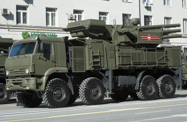 Moskova, Rusya - Moskova Tverskaya Caddesi üzerinde zafer günü askeri geçit töreni provaya sırasında 07 Mayıs 2017 uçaksavar füze sistemi Pantsir-S1 (Sa-22 Greyhound).