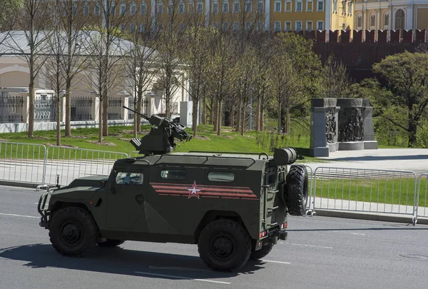 Moskova, Rusya - 07 Mayıs 2017 Rus çok amaçlı araç artan passability, zafer günü askeri geçit töreni provası sırasında zırhlı araç TIGR-M.