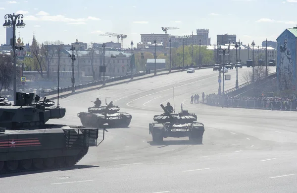Moskova, Rusya - 07 Mayıs 2017 askeri geçit töreni Moskova Zafer Bayramı için prova sırasında Rus ana muharebe tankı T-72b3.