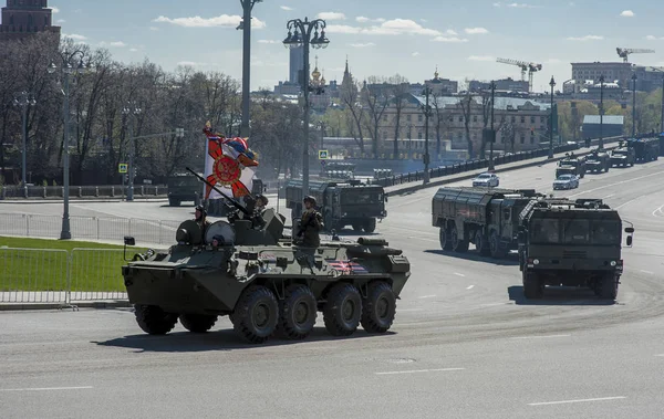 Moskova, Rusya - 07 Mayıs 2017 zırhlı personel taşıyıcı Btr-82a askeri geçit töreni Moskova Zafer Bayramı için prova sırasında.