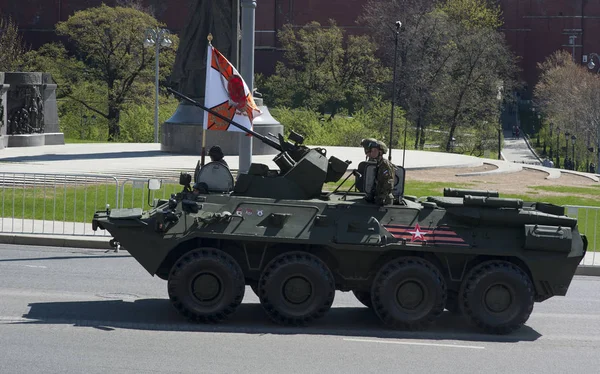 Moskova, Rusya - 07 Mayıs 2017 zırhlı personel taşıyıcı Btr-82a askeri geçit töreni Moskova Zafer Bayramı için prova sırasında.