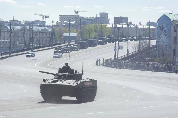 Moskova, Rusya - 07 Mayıs 2017 hava savaş aracı Bmd-4 askeri geçit töreni Moskova Zafer Bayramı için prova sırasında.