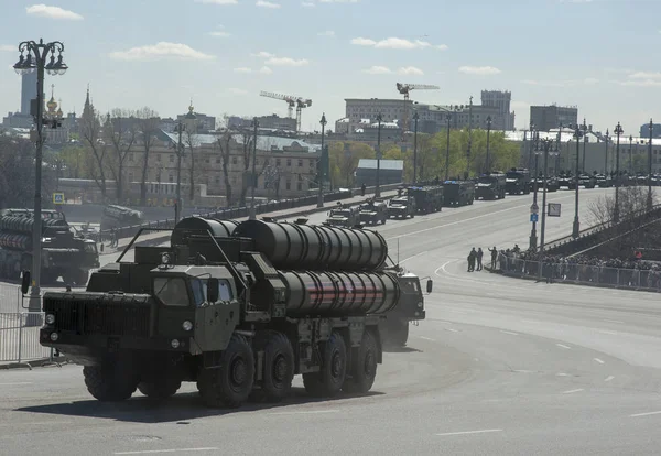 Moskova, Rusya - 07 Mayıs 2017 uçaksavar füze sistemi askeri geçit töreni Moskova Zafer Bayramı için prova sırasında S-400 Triumf (Sa-21 Growler).