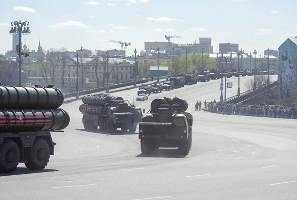 Moskova, Rusya - 07 Mayıs 2017 uçaksavar füze sistemi askeri geçit töreni Moskova Zafer Bayramı için prova sırasında S-400 Triumf (Sa-21 Growler).