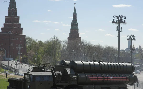 Moskova, Rusya - 07 Mayıs 2017 uçaksavar füze sistemi askeri geçit töreni Moskova Zafer Bayramı için prova sırasında S-400 Triumf (Sa-21 Growler).