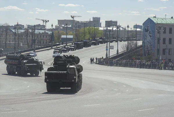Moskova, Rusya - 07 Mayıs 2017 uçaksavar füze sistemi askeri geçit töreni Moskova Zafer Bayramı için prova sırasında S-400 Triumf (Sa-21 Growler).