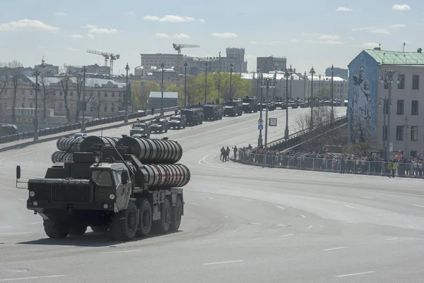 Moskova, Rusya - 07 Mayıs 2017 uçaksavar füze sistemi askeri geçit töreni Moskova Zafer Bayramı için prova sırasında S-400 Triumf (Sa-21 Growler).