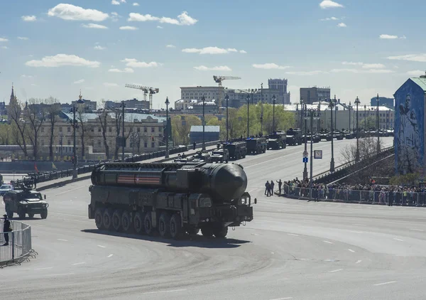 Moskova, Rusya - 07 Mayıs 2017 ile katı yakıt kıtalararası balistik füze Rs-24 Yars füze sistemi (Topol'-Bay veya Ss-29) zafer günü askeri geçit töreni provası sırasında.
