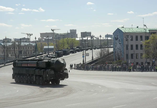 Moskova, Rusya - 07 Mayıs 2017 ile katı yakıt kıtalararası balistik füze Rs-24 Yars füze sistemi (Topol'-Bay veya Ss-29) zafer günü askeri geçit töreni provası sırasında.