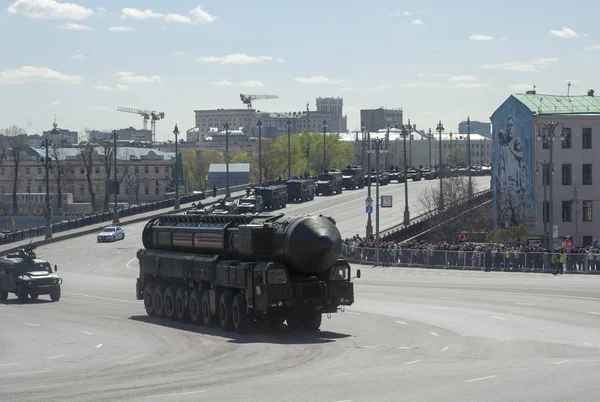 Moskova, Rusya - 07 Mayıs 2017 ile katı yakıt kıtalararası balistik füze Rs-24 Yars füze sistemi (Topol'-Bay veya Ss-29) zafer günü askeri geçit töreni provası sırasında.