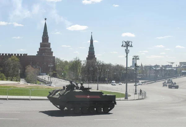 Moskova, Rusya - 07 Mayıs 2017 zırhlı personel Btr-Md askeri geçit töreni Moskova Zafer Bayramı için prova sırasında 