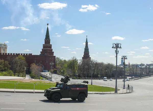 Moskova, Rusya - 07 Mayıs 2017 Rus çok amaçlı araç artan passability, zafer günü askeri geçit töreni provası sırasında zırhlı araç TIGR-M.