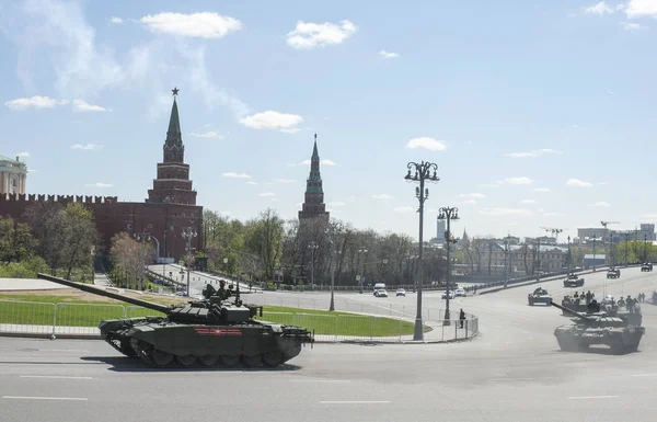 Moskova, Rusya - 07 Mayıs 2017 askeri geçit töreni Moskova Zafer Bayramı için prova sırasında Rus ana muharebe tankı T-72b3.