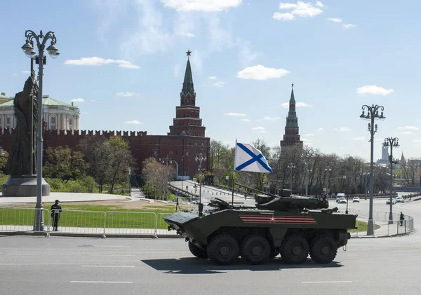 Moskova, Rusya - 07 Mayıs 2017 zırhlı personel Btr-Md askeri geçit töreni Moskova Zafer Bayramı için prova sırasında 