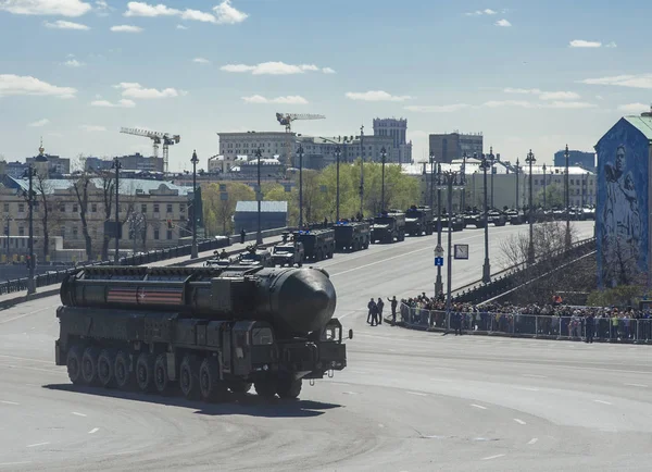 Moskova, Rusya - 07 Mayıs 2017 ile katı yakıt kıtalararası balistik füze Rs-24 Yars füze sistemi (Topol'-Bay veya Ss-29) zafer günü askeri geçit töreni provası sırasında.