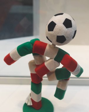 7 Temmuz 2018, Moskova, Rusya resmi maskotu FIFA Dünya Kupası 1990 İtalya futbol Ciao ile sopa rakam oyuncu.