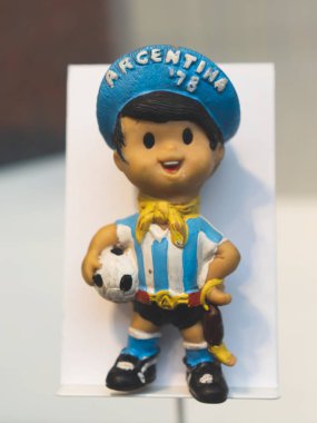 7 Temmuz 2018, Moskova, Rusya resmi maskotu FIFA Dünya Kupası 1978 Arjantin bir oğlan Arjantin'in kiti Gauchito giyiyor.