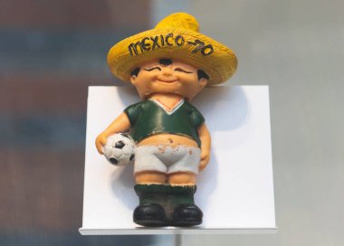 7 Temmuz 2018, Moskova, Rusya resmi maskotu FIFA Dünya Kupası 1970 Meksika Meksika'nın takımı giymiş çocuk ve sombrero Juanito.