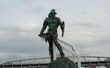 Spartak stadyumu, Moskova, FIFA Konfederasyonlar Kupası 2017 ve 2018 Dünya Kupası maçları düzenlendiği önünde meydanında gladyatör heykeli.