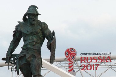 Spartak stadyumu, Moskova, FIFA Konfederasyonlar Kupası 2017 ve 2018 Dünya Kupası maçları düzenlendiği önünde meydanında gladyatör heykeli.