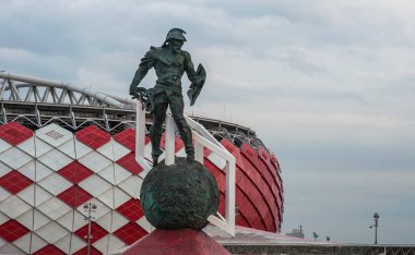 Spartak stadyumu, Moskova, FIFA Konfederasyonlar Kupası 2017 ve 2018 Dünya Kupası maçları düzenlendiği önünde meydanında gladyatör heykeli.