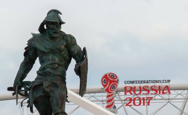 Spartak stadyumu, Moskova, FIFA Konfederasyonlar Kupası 2017 ve 2018 Dünya Kupası maçları düzenlendiği önünde meydanında gladyatör heykeli.