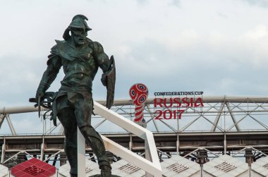 Spartak stadyumu, Moskova, FIFA Konfederasyonlar Kupası 2017 ve 2018 Dünya Kupası maçları düzenlendiği önünde meydanında gladyatör heykeli.