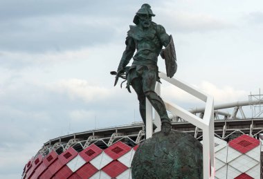 Spartak stadyumu, Moskova, FIFA Konfederasyonlar Kupası 2017 ve 2018 Dünya Kupası maçları düzenlendiği önünde meydanında gladyatör heykeli.