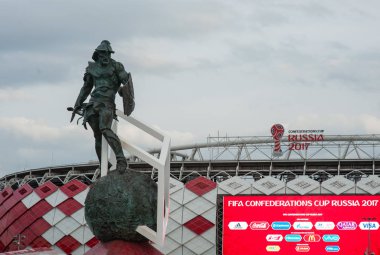 Spartak stadyumu, Moskova, FIFA Konfederasyonlar Kupası 2017 ve 2018 Dünya Kupası maçları düzenlendiği önünde meydanında gladyatör heykeli.