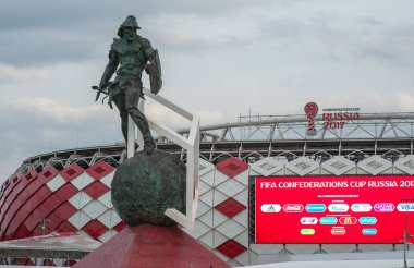Spartak stadyumu, Moskova, FIFA Konfederasyonlar Kupası 2017 ve 2018 Dünya Kupası maçları düzenlendiği önünde meydanında gladyatör heykeli.