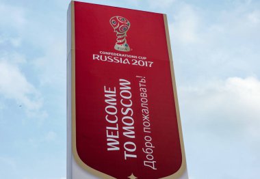 Rusya, Moskova 8 Haziran 2017 FIFA Konfederasyon Kupası 2017 Spartak Stadium Moskova'da sembollerin bilgi standı.