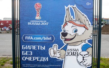 Rusya, Moskova 8 Haziran 2017 2018 Rus Futbol Kupası Rusya kurt Zabivaka panoda resmi maskotu FIFA Konfederasyon Kupası 2017 sembollerle