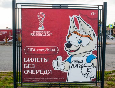 Rusya, Moskova 8 Haziran 2017 2018 Rus Futbol Kupası Rusya kurt Zabivaka panoda resmi maskotu FIFA Konfederasyon Kupası 2017 sembollerle