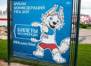 Rusya, Moskova 8 Haziran 2017 2018 Rus Futbol Kupası Rusya kurt Zabivaka panoda resmi maskotu FIFA Konfederasyon Kupası 2017 sembollerle