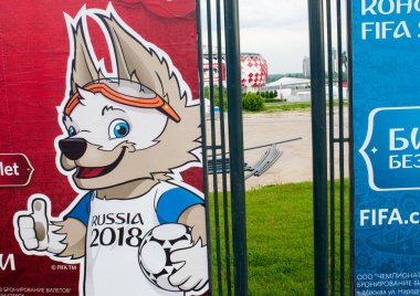 Rusya, Moskova 8 Haziran 2017 2018 Rus Futbol Kupası Rusya kurt Zabivaka panoda resmi maskotu FIFA Konfederasyon Kupası 2017 sembollerle