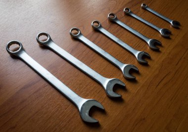 Ahşap bir arka plan üzerinde metal anahtarı ayarla.