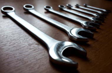 Ahşap bir arka plan üzerinde metal anahtarı ayarla.