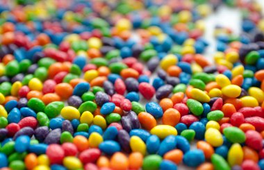 Beyaz bir arka plan üzerinde çok renkli badem