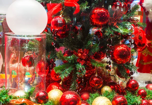 Χριστουγεννιάτικο Δέντρο Παιχνίδια Στη Βιτρίνα Του Καταστήματος — Φωτογραφία Αρχείου